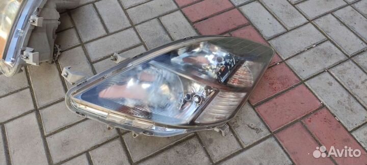 Toyota isis фара