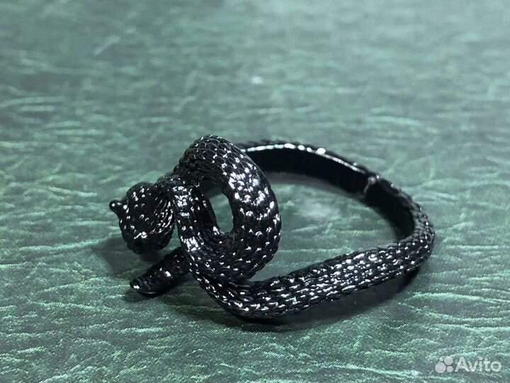 Кольцо унисекс в виде змеи чёрного цвета