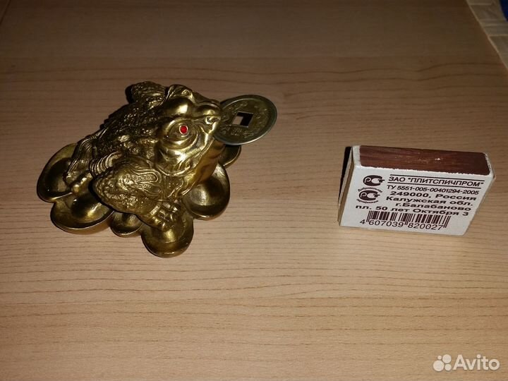 Денежная жаба на слитках, с капустой