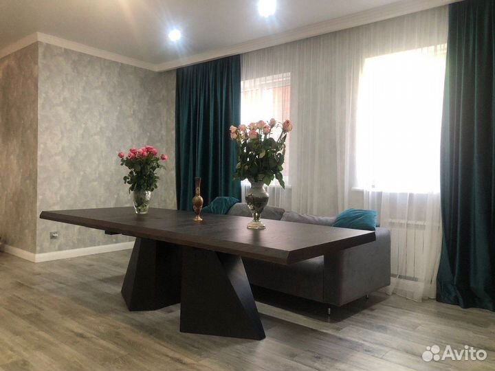 Большой обеденный стол