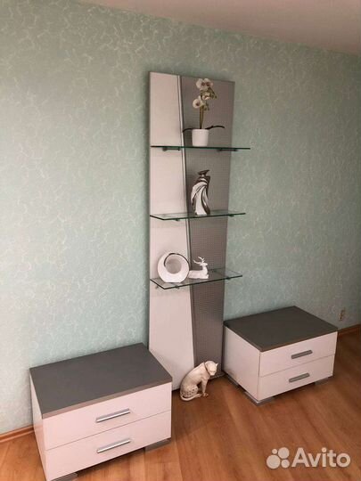 2 Тумбы прикроватные и стойка с полками