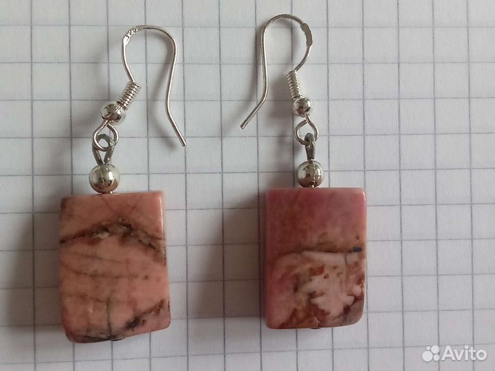 Серьги с природным родонитом