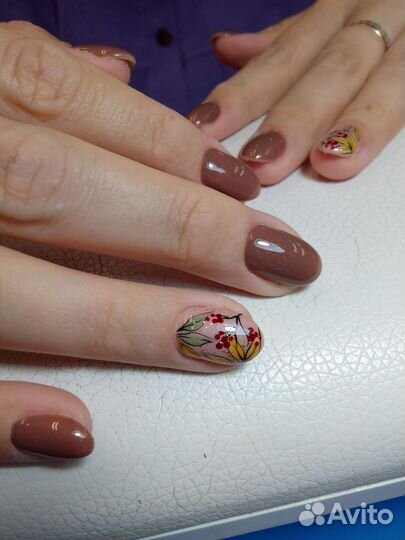 Маникюр в салоне