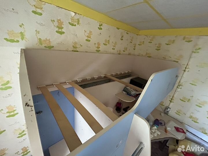 Двухъярусная кровать со столом и шкафом
