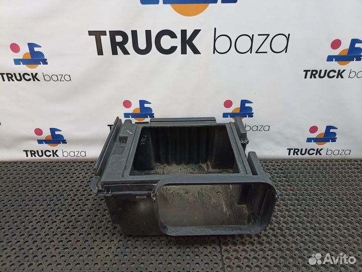 1368673 Ящик инструментальный правый