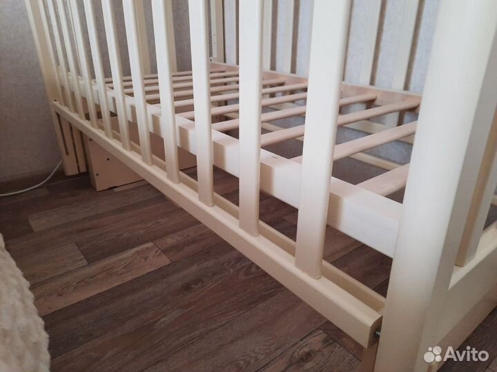 Детская кроватка с маятником белая