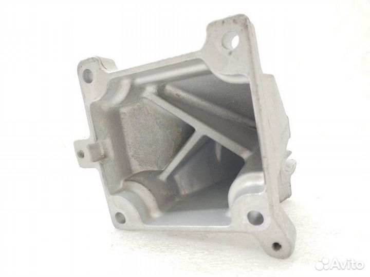 Кронштейн двигателя правый Mercedes-Benz Cls-Class