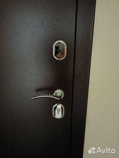 Дверь входная металлическая от застройщика