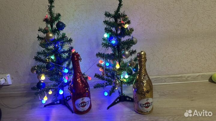 Елки с гирляндами и игрушками новоголними