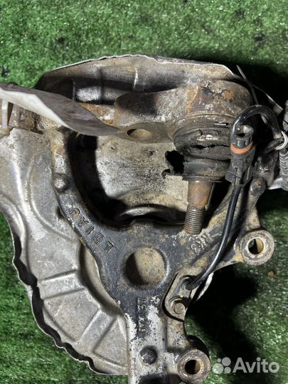 Передний левый поворотный кулак Chrysler 300C 3.0