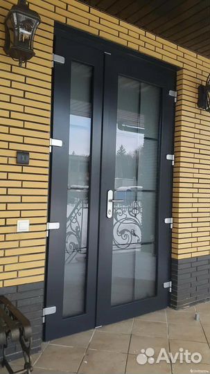 Дверь алюминиевая