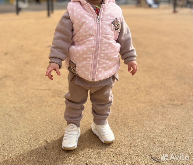 Жилет дутый детский с капюшоном на 1,5-2 года