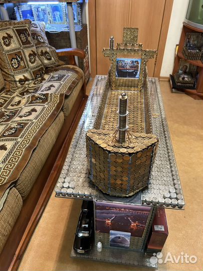 Модель грузового контейнеровоза с контейнерами