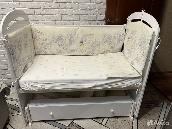 Детская кроватка с маятником