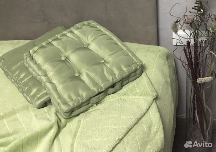 Плед и декоративные подушки