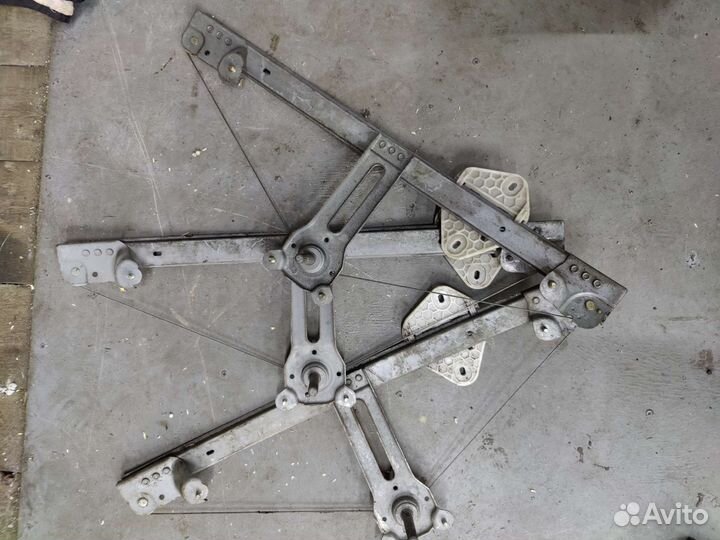 Стеклоподъемник передний правый Renault Logan