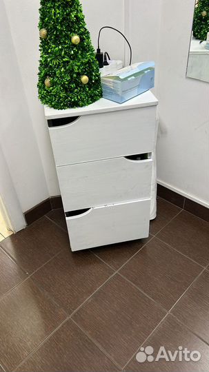 Тумба деревянная с выдвижными ящиками