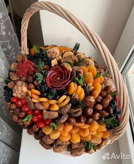 Съедобный букет сухофруктами конфетами раками