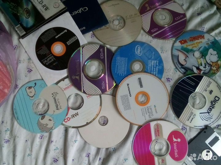 Пакет с дисками разными фильмами музыкой и мультик