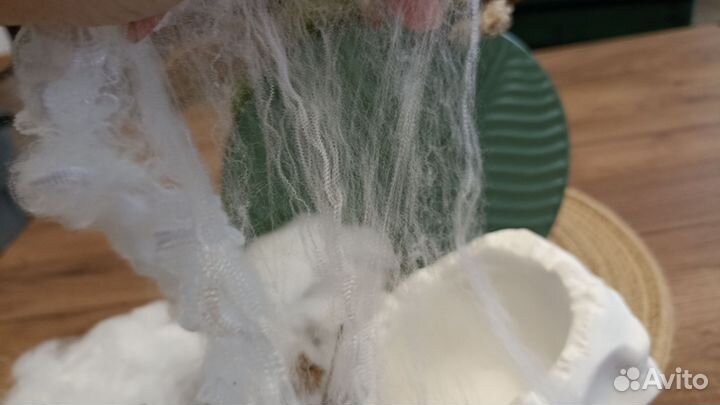 Статуэтка череп из гипса, искусственная паутина