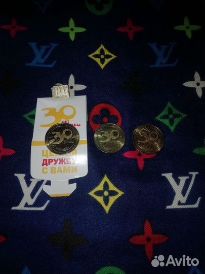 Монеты и значок Макдональдс