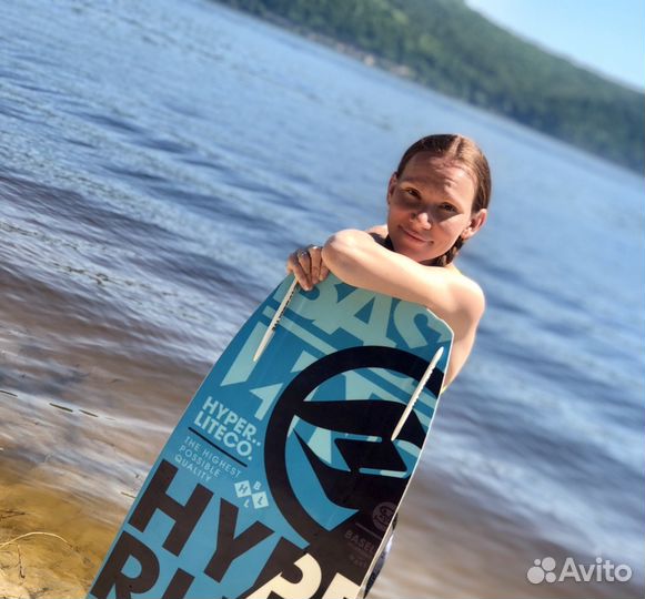 Катание на вейкборде и водных лыжах