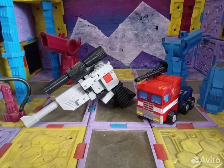 Трансформеры Мегатрон и Оптимус Прайм