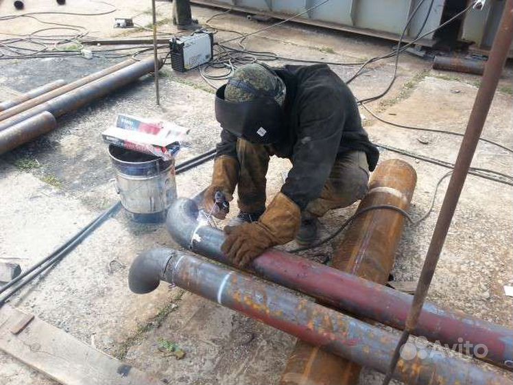 Сварка труб ручной. Сварщик сваривает трубы. Сварной шов 1420мм труба. Сварка. Сварка магистральных трубопроводов.