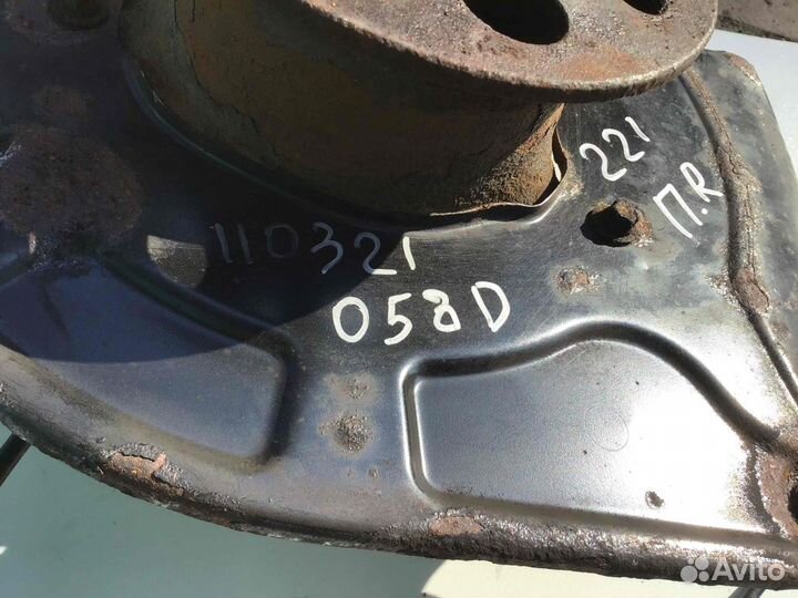 Кулак поворотный правый Mercedes S W221