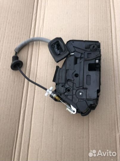 Замок задней правой двери Skoda Rapid