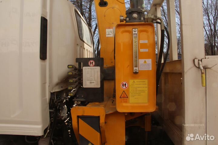 Бортовой грузовик Isuzu Elf с КМУ XCMG, 2024