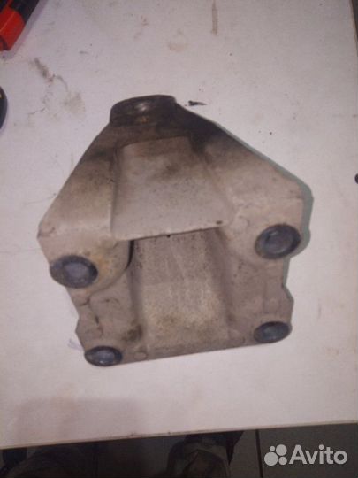 Кронштейн крепления двигателя передний правый