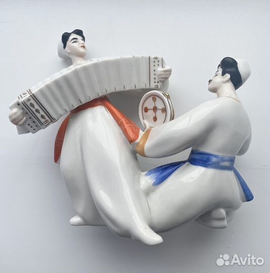 Фарфоровая статуэтка Перепляс/Казаки