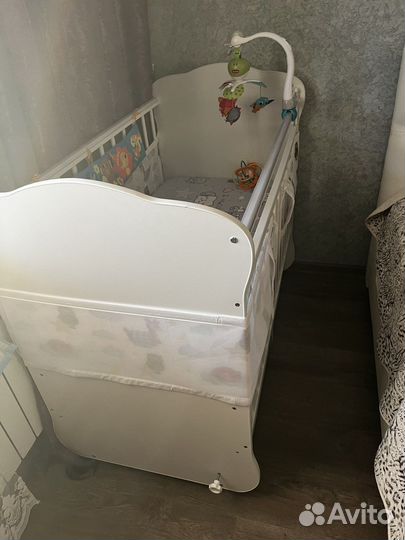 Детская кроватка с поперечным маятником