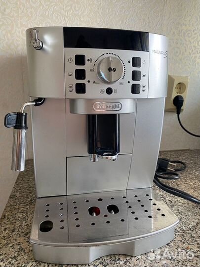 Кофемашина delonghi magnifica s