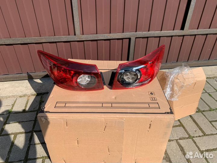 Правый Задний фонарь Mazda 3 BM седан