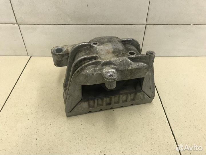 Опора двигателя правая Passat B6 2005-2010