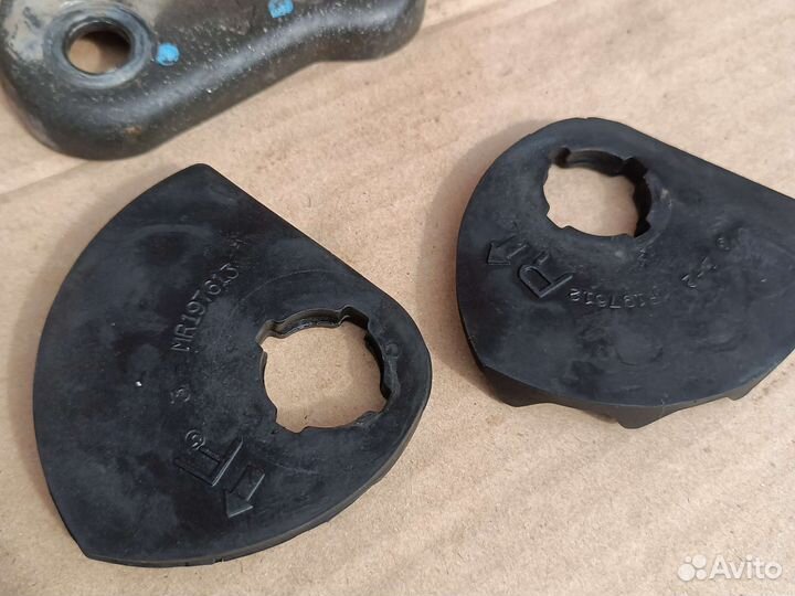 Подушка двигателя левая на Mitsubishi lancer 9