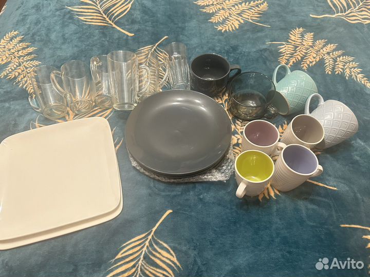 Тарелки плоские серые и белые, бокалы (все вместе)