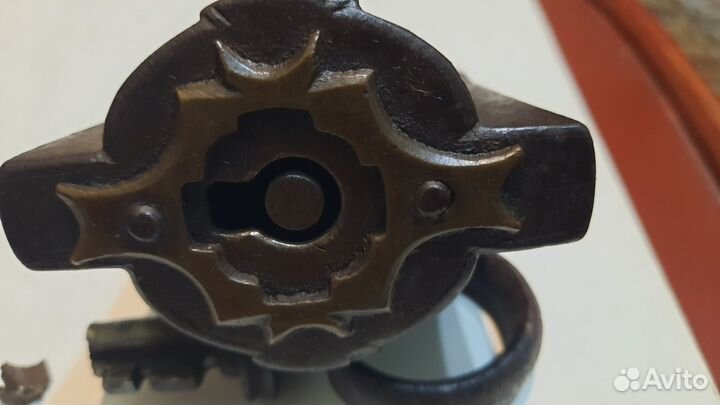 Навесной замок старинный