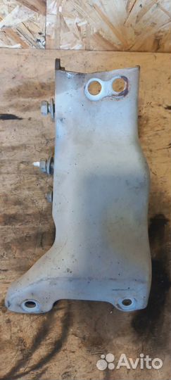 Кронштейн глушителя Navara D40