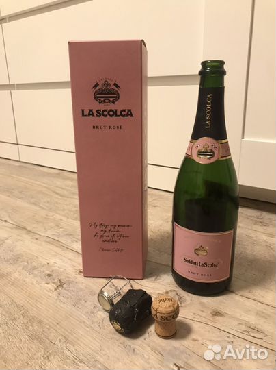 Коробка и пустая бутылка от шампанского La Scolca