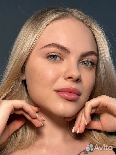 Модель на брови