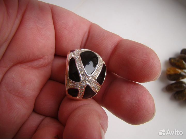 Кольцо бренда Natalia V Collister