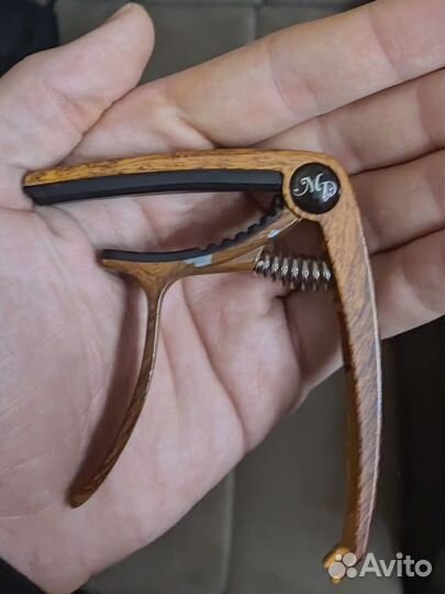 Акустическая гитара и дополнительные инструменты