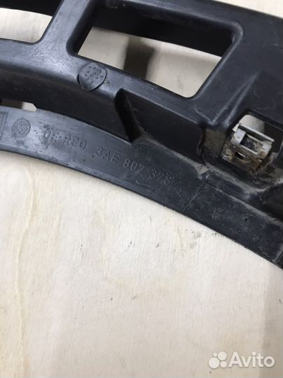 Направляющая заднего бампера правая Passat B7