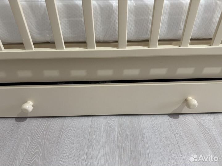 Детская кроватка с маятником