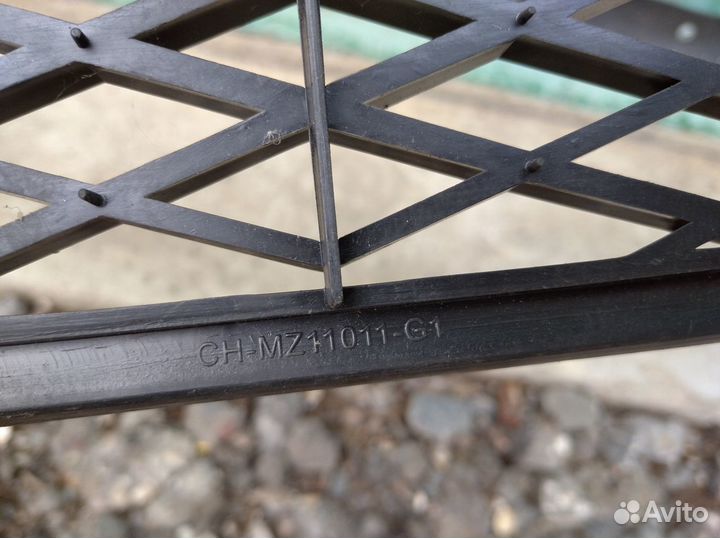 Решетка в бампер центральная Mazda3 BK 2002-2009