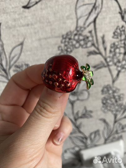 Брошь новая гранат