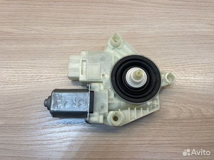 Мотор стеклоподъемника задний правый Skoda Rapid